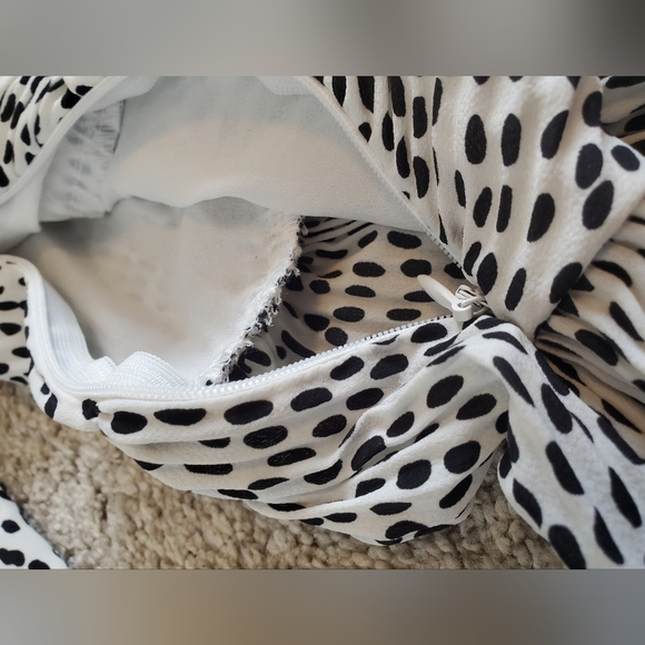 PrettyLittleThing Dalmation Polka Dot V-Neck Mini Dress - Picture 6 of 8